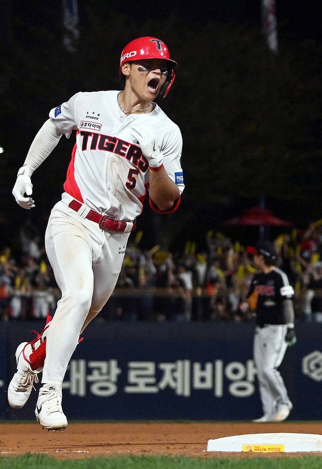 12일 오후 전남광주 북구 광주-기아챔피언스필드에서 열린 2026 신한 SOL KBO리그 LG트윈스 대 KIA타이거즈의 경기. 8회 말 KIA 김도영이 시즌 45호 홈런을 날린 뒤 그라운드를 돌며 포효하고 있다. 뉴시스