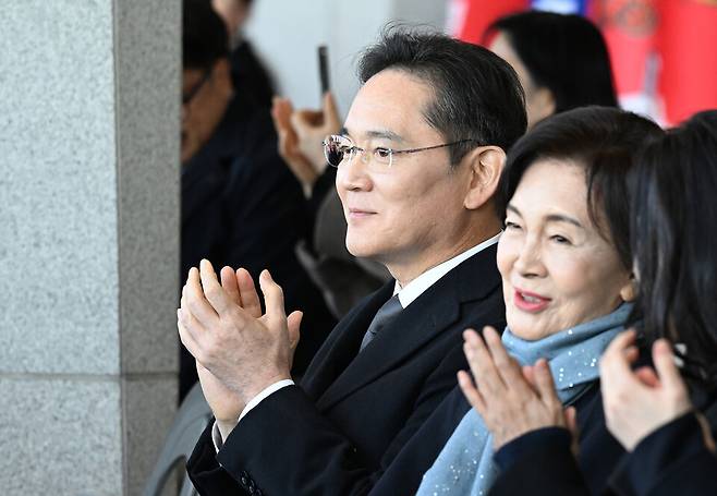 이재용 삼성전자 회장과 홍라희 리움미술관 명예관장이 지난해 11월28일 경남 창원시 진해구 해군사관학교에서 열린 '제139기 해군·해병대 사관후보생 수료 및 임관식'에 참석해 있다. ⓒ연합뉴스
