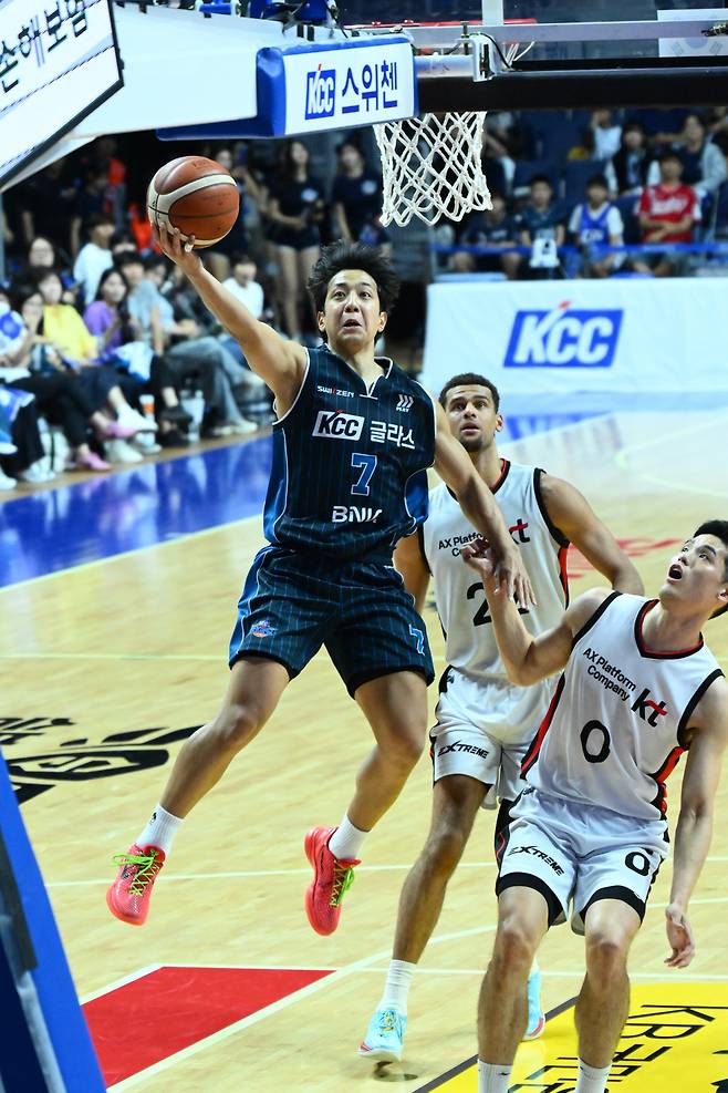 부산 KCC 허훈이 지난 11일 프로농구 수원 KT전에서 골밑을 돌파해 레이업 슛을 하고 있다. KBL 제공