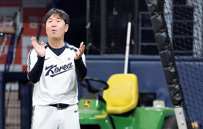 류지현 감독이 16일 고척스카이돔에서 열린 2026 아이치·나고야 아시안게임 야구 대표팀 공식 훈련에서 선수들을 향해 손뼉 치고 있다. 2026.9.16 연합뉴스