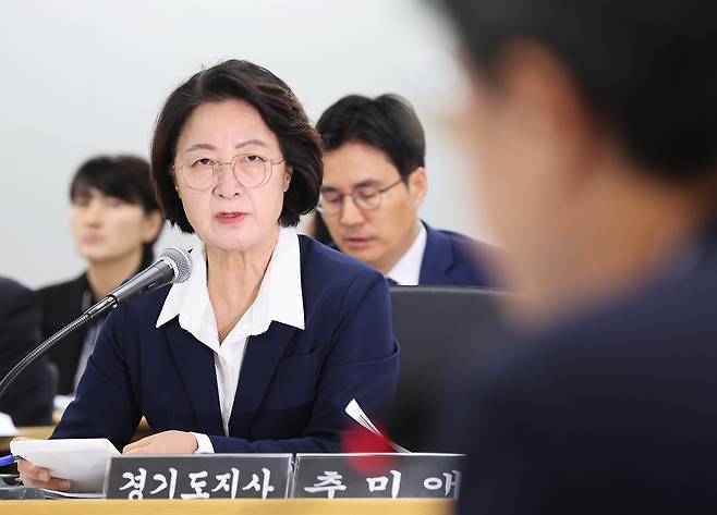 13일 경기도 수원시 영통구 경기도청에서 열린 국회 행정안전위원회의 경기도에 대한 국정감사에서 추미애 경기도지사가 위원 질의에 답변하고 있다.  연합