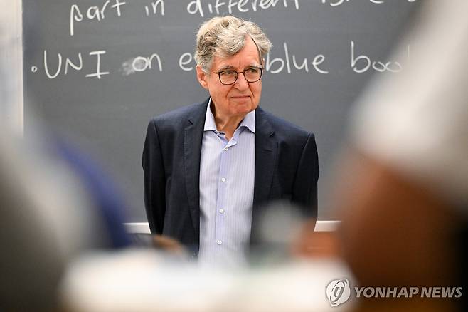 12일(현지시간) 강단에 선 마이클 우드퍼드 교수 [AP=연합뉴스. 재판매 및 DB 금지]