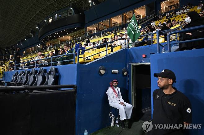 알나스르의 경기가 지연된 알아왈 파크 내부 모습. [로이터=연합뉴스. 재판매 및 DB 금지]