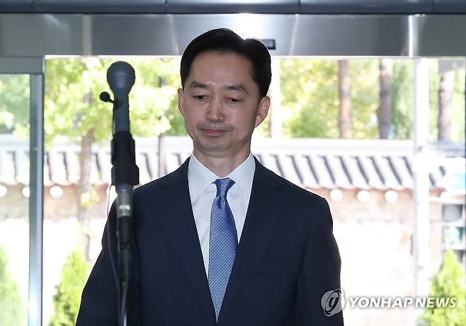 인사청문회 준비 사무실 들어서는 김지용 중수청장 후보자 (서울=연합뉴스) 김주형 기자 = 김지용 중대범죄수사청장 후보자가 8일 인사청문회 준비 사무실이 마련된 정부서울청사 창성동 별관에 들어서고 있다. 2026.10.8 kjhpress@yna.co.kr