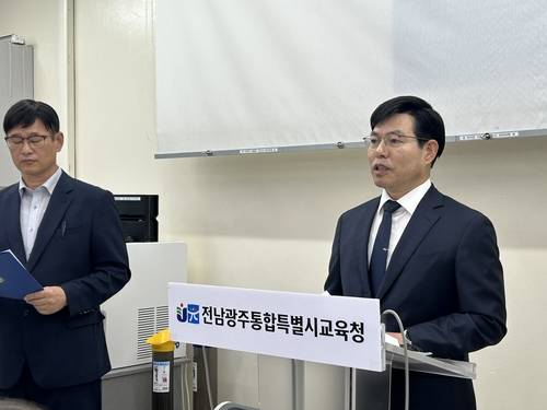 서·논술형 평가 관련 설명하는 박철영 전남광주통합교육청 교육국장 [촬영 장아름]
