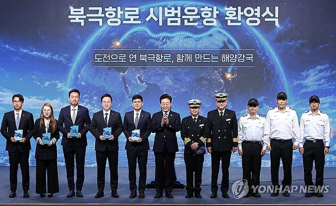 이재명 대통령, 북극항로 시범 운항 축하 (부산=연합뉴스) 한상균 기자 = 이재명 대통령이 13일 부산에서 열린 북극항로 시범 운항 환영식에서 팬스타 아크로호 승선원 및 감사패 수상자들과 기념 촬영을 하고 있다. 2026.10.13 [청와대 통신사진기자단] xyz@yna.co.kr