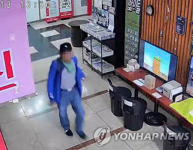 CCTV 속 인천 흉기난동 피의자 (인천=연합뉴스) 13일 오후 인천시 남동구 대형 상업시설에서 50대 남성이 흉기 난동을 벌여 이용객 8명이 다쳤다. 사진은 건물 2층 식당가 폐쇄회로(CC)TV에 담긴 피의자 모습. 2026.10.13 [독자 제공. 재판매 및 DB 금지] goodluck@yna.co.kr