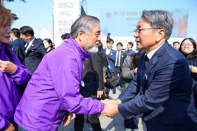 강기정 광주시장이 지난해 10월 29일 이태원 참사 3주기를 맞아 서울에서 열린 '10·29 이태원참사 3주기 기억식'에 참석해 유족들과 악수를 하고 있다. /광주시 제공