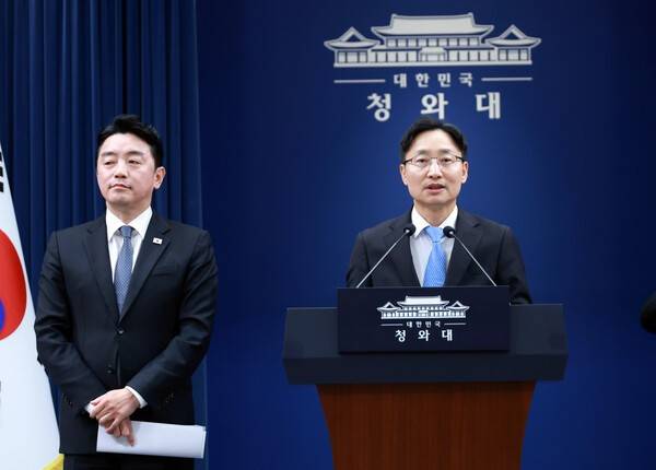 신임 대통령 비서실장으로 임명된 임광현 국세청장이 14일 청와대 기자회견장에서 전임자인 강훈식 비서실장 소개로 인사말을 하고 있다. 연합뉴스