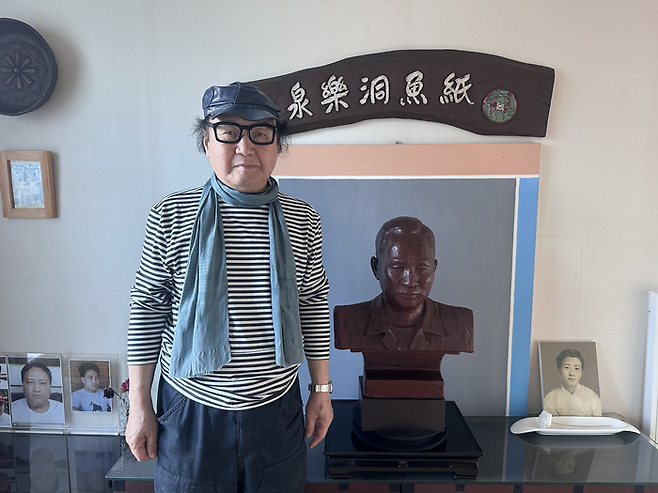 이광달 화백이 경산 자택에 있는 아버지 이원식 선생 흉상 앞에 섰다. 조현희기자
