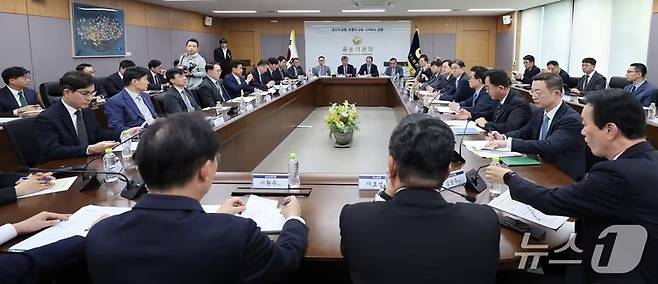 이억원 금융위원장과 이찬진 금융감독원장을 비롯한 금융권 협회장 및 금융사 최고경영자(CEO)들이 4일 오후 서울 종로구 정부서울청사에서 열린 금융권 침해사고 관련 긴급 점검회의에 참석하고 있다..jpg