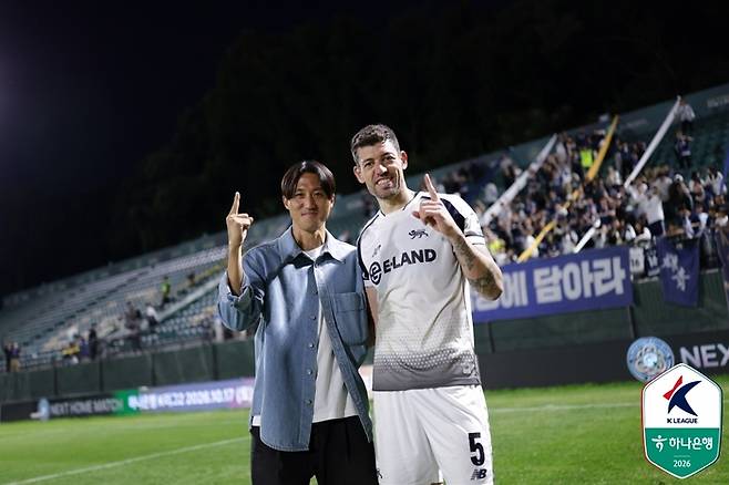 김오규(왼쪽)와 오스마르. 사진 | 한국프로축구연맹