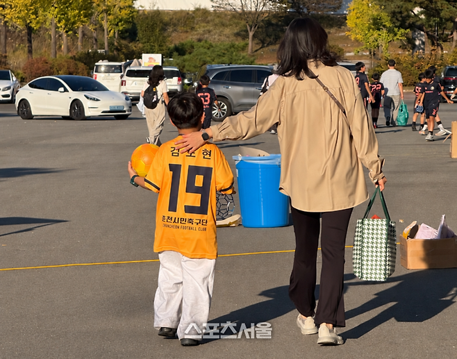 춘천 팬이 자신의 이름과 번호를 새긴 ‘나만의 유니폼’으로 경기장으로 향하고 있다. 사진|춘천시민축구단