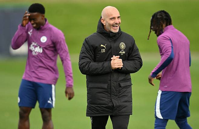 Manchester City's Italian manager Enzo Maresca (C) reacts as he takes a training session at the Etihad Campus training ground in Manchester, north-west England, on October 13, 2026, on the eve of their UEFA Champions League, league phase football match against PSG. (Photo by Oli SCARFF / AFP)  <저작권자(c) 연합뉴스, 무단 전재-재배포, AI 학습 및 활용 금지>