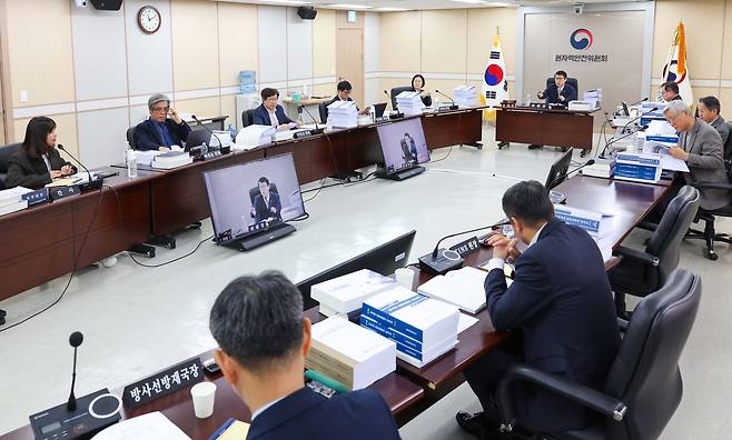 원자력안전위원회가 설계 수명이 끝나 멈춰 선 원전 4기에 대한 사고관리계획서 승인을 두 차례 연기하면서 원전 재가동이 더욱 늦어질 수 있다는 우려가 커지고 있다. 사진은 지난 1월 15일 열린 올해 첫 원안위 회의 장면이다.