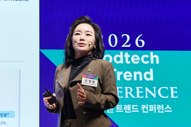 윤명랑 풀무원식품 글로벌마케팅총괄본부장이 14일 오전 서울 중구 웨스틴조선호텔에서 조선비즈 주최로 열린 '2026 푸드테크 앤 트렌드 컨퍼런스'에서 기조강연을 하고 있다. /조선비즈