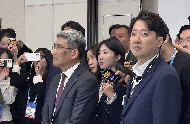 송재혁 삼성전자 최고기술책임자(CTO·사장)과 개혁신당 이준석 의원(오른쪽)이 14일 서울 강남구 코엑스에서 열린 제28회 반도체대전(SEDEX 2026)에서 삼성전자 부스를 둘러보고 있다. ⓒ연합뉴스