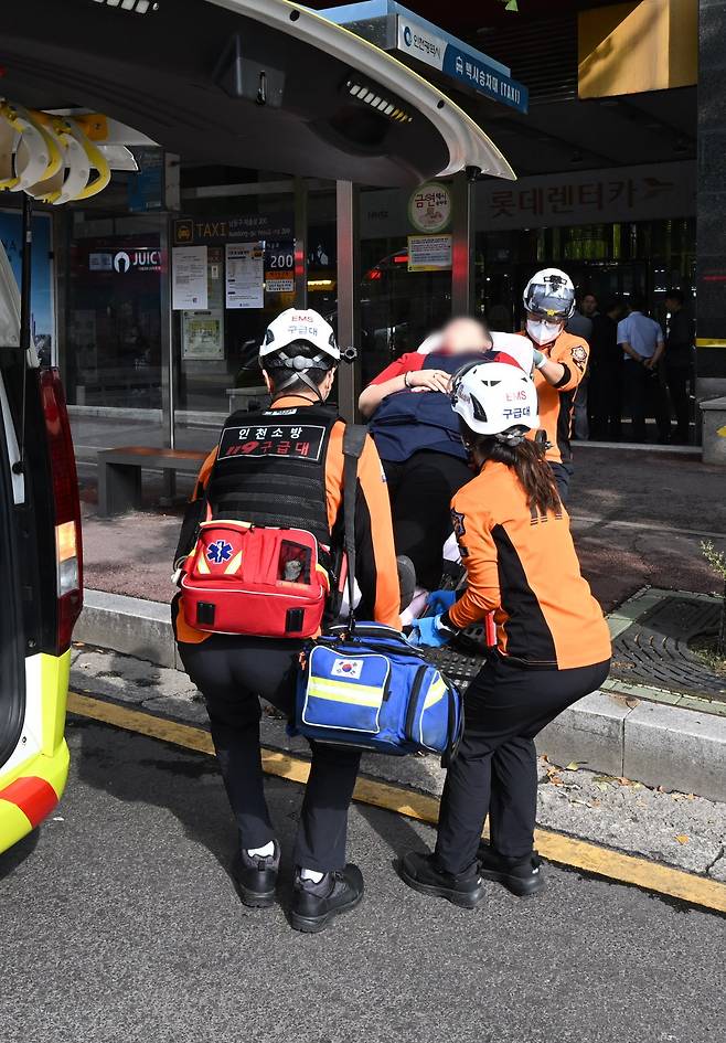 13일 인천 남동구 구월동의 한 마트 식당가에서 흉기난동 사건이 발생한 가운데 구급대원들이 피해자를 이송하고 있다. 2026.10.13 [인천=뉴시스]