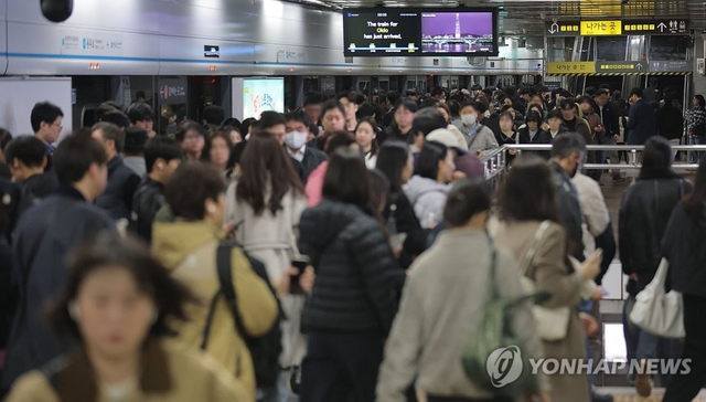 붐비는 서울 지하철. 본문과 직접적 연관 없음. [연합뉴스]