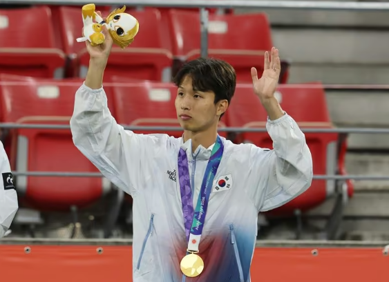 3일 일본 아이치현 도요타 스타디움에서 열린 2026 아이치·나고야 아시안게임 남자 축구 시상식에서 금메달을 획득한 엄지성이 인사를 하고 있다. 사진=연합뉴스