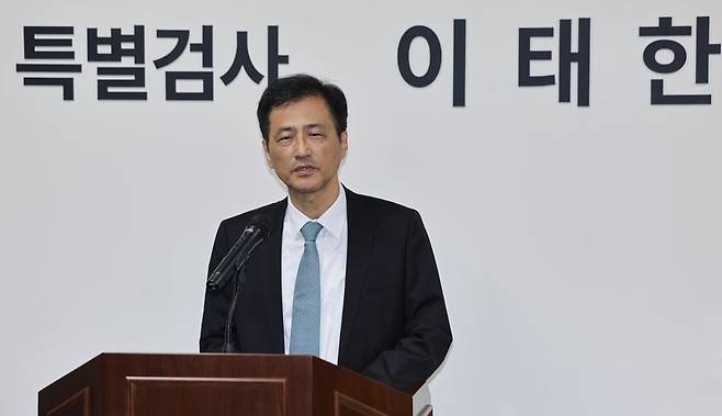 6·3 지방선거 투표용지 부족 사태 등 중앙선거관리위원회를 둘러싼 의혹을 수사할 특검팀 이태한 특별검사가 지난달 7일 오전 서울 서초구 특검 사무실에서 열린 간담회에서 인사말을 하고 있다. 뉴스1