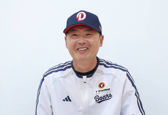 두산 베어스 김원형 감독이 14일 서울 잠실야구장에서 LG 트윈스와의 2026 신한 SOL KBO 포스트시즌 와일드카드 결정전 1차전을 앞두고 취재진과 인터뷰하고 있다. 연합뉴스