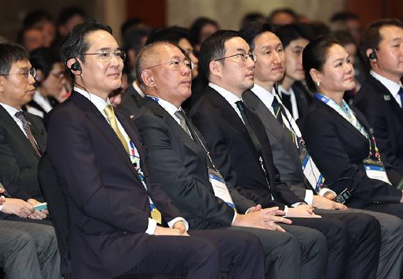 이재용 삼성전자 회장(왼쪽부터), 정의선 현대자동차그룹 회장, 구광모 LG그룹 회장, 정기선 HD현대 회장이 2026년 2월 23일 서울 중구 롯데호텔에서 열린 한국-브라질 비즈니스 포럼에서 박수를 치고 있다. 2026.2.23 [사진=연합뉴스]