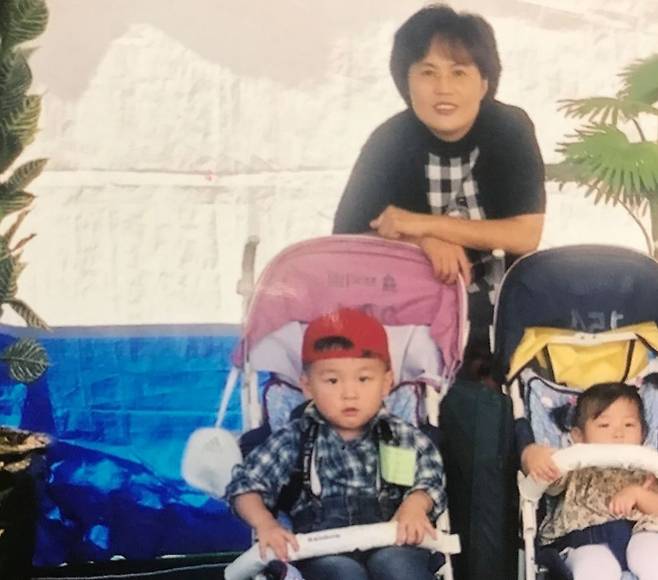 두세 살 무렵. 유모차 뒤 어른이 생명의 은인 최현숙 원장님이다. [사진 김효빈]