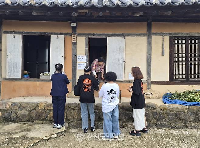 ▲ 곁마을 청년들이 왕곡마을 주민들과 다양한 의견을 나누고 있다.
