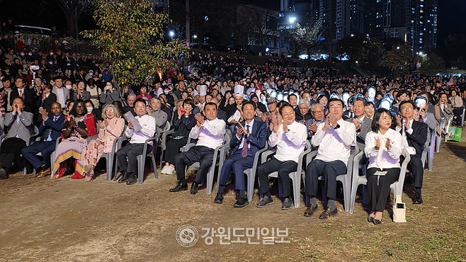 ▲ 2026 춘천막국수닭갈비축제 개막식이 14일 오후 7시 공지천 수변 산책로 무대에서 열렸다. 정민엽 기자