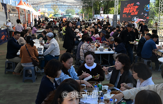 ▲ 2026 춘천막국수닭갈비축제 개막 첫날인 14일. 행사장이 시민들로 붐비고 있다. 김정호 기자