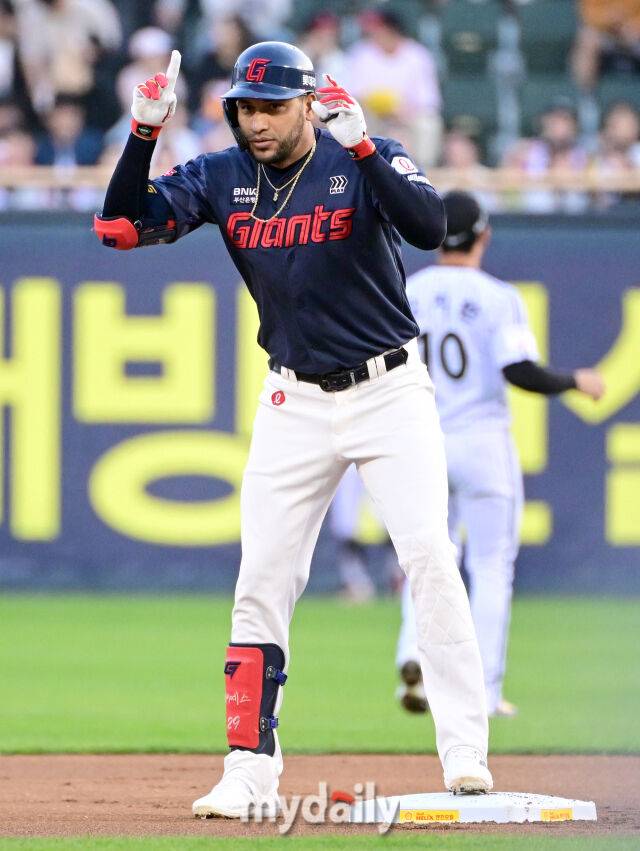 2026년 4월 16일 오후 서울 잠실구장에서 열린 '2026 신한 SOL KBO리그' 롯데 자이언츠와 LG 트윈스의 경기. 롯데 레이예스가 1회초 선두타자 2루타를 친 뒤 기뻐하고 있다./유진형 기자