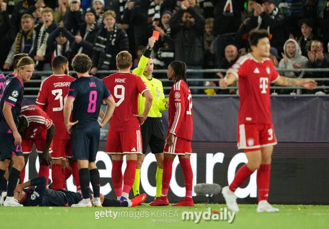 바이에른 뮌헨의 올리세가 바이킹과의 2026-27시즌 UEFA 챔피언스리그 페이즈 2차전에서 퇴장 당했다./게티이미지코리아