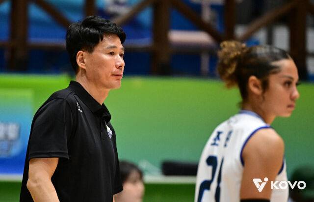 강성형 현대건설 감독과 조던 윌슨이 14일 열린 2026 프로배구 컵대회 여자부 B조 조별리그 한국도로공사와 경기 도중 코트를 바라보고 있다./한국배구연맹(KOVO) 제공
