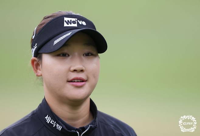 [서울=뉴시스] 17일 경남 김해 가야CC에서 열린 넥센 세인트나인 Masters 2026 1라운드 10번홀에서 김민솔이 버디 성공 후 홀아웃 하고 있다. (사진=KLPGA 제공) 2026.04.17. photo@newsis.com *재판매 및 DB 금지