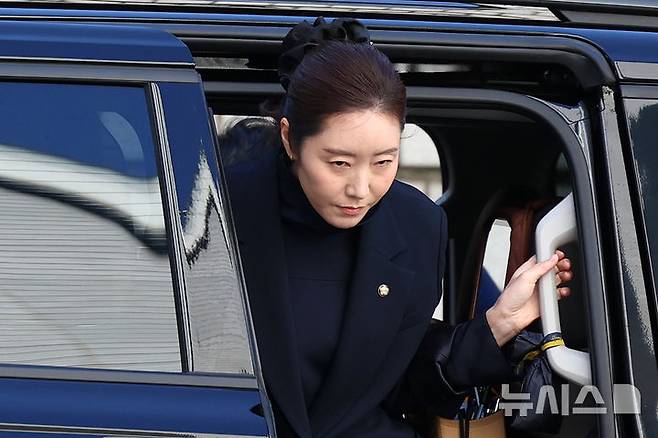 [서울=뉴시스] 조성우 기자 = 공천 헌금 1억원을 수수한 혐의로 기소된 강선우 무소속 의원이 14일 서울 서초구 서울중앙지방법원에서 열린 1심 선고 공판에 출석하고 있다. 2026.10.14. xconfind@newsis.com
