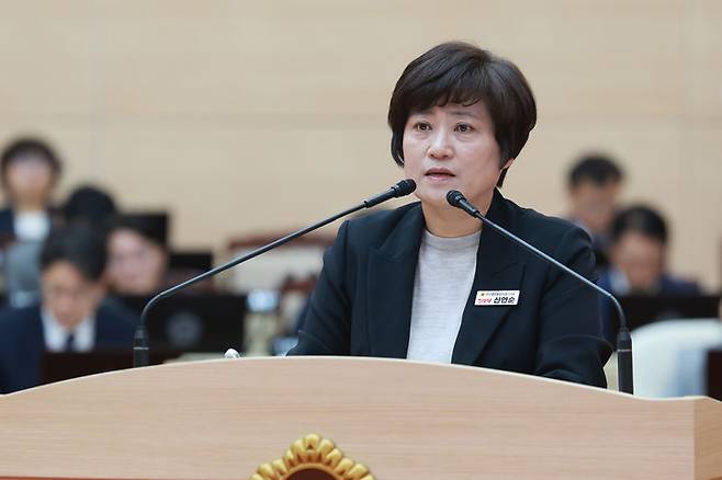 [무안=뉴시스] 진보당 신연순 전남광주특별시의원이 14일 본회의장에서 시정질문을 하고 있다. (사진=시의회 제공) photo@newsis.com *재판매 및 DB 금지