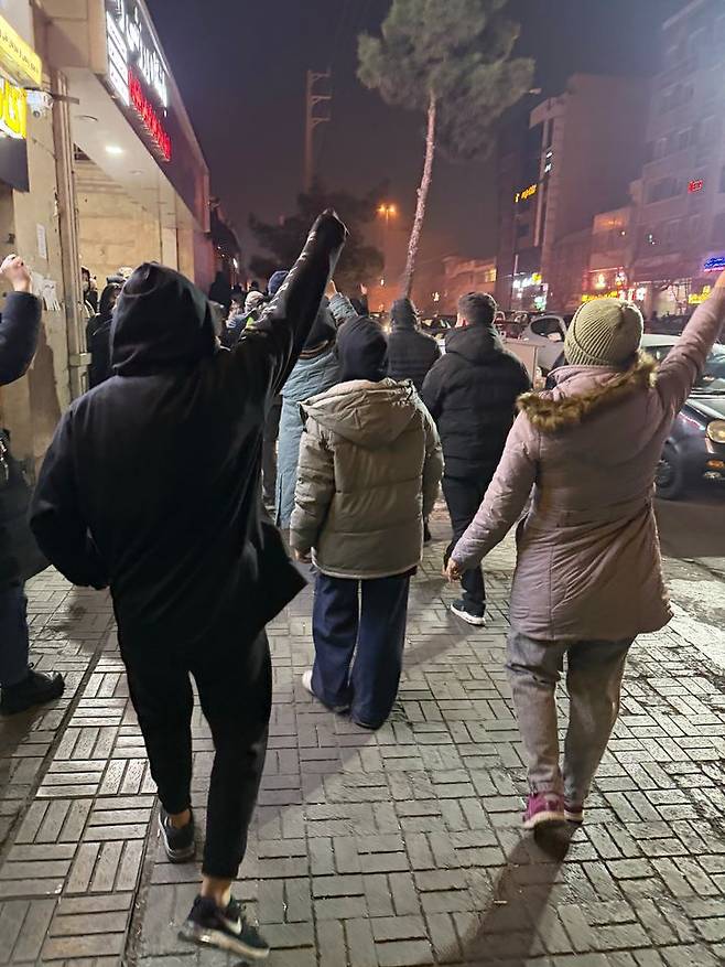 [테헤란=AP/뉴시스] AP통신이 입수한 사진에 지난 8일(현지 시간) 이란 테헤란에서 반정부 시위대가 구호를 외치며 거리를 행진하고 있다. 2026.01.14.