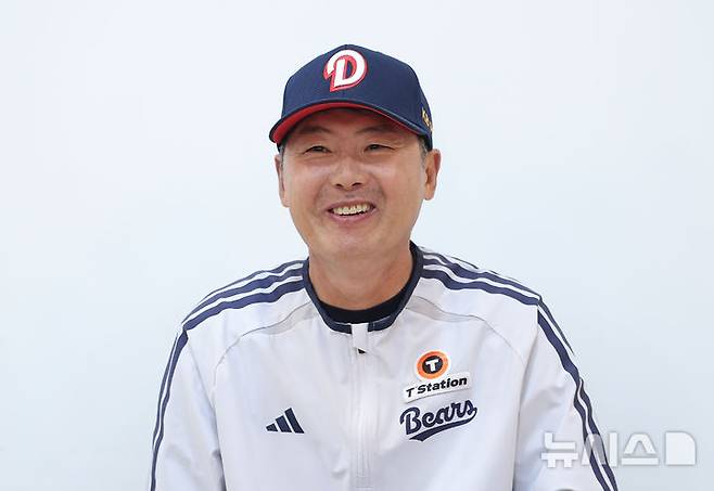 [서울=뉴시스] 김금보 기자 = 14일 서울 송파구 잠실야구장에서 열린 프로야구 2026 KBO 포스트시즌 와일드카드 결정 1차전 두산 베어스와 LG 트윈스의 경기, 김원형 두산 감독이 경기전 인터뷰를 하고 있다. (공동취재) 2026.10.14. photo@newsis.com