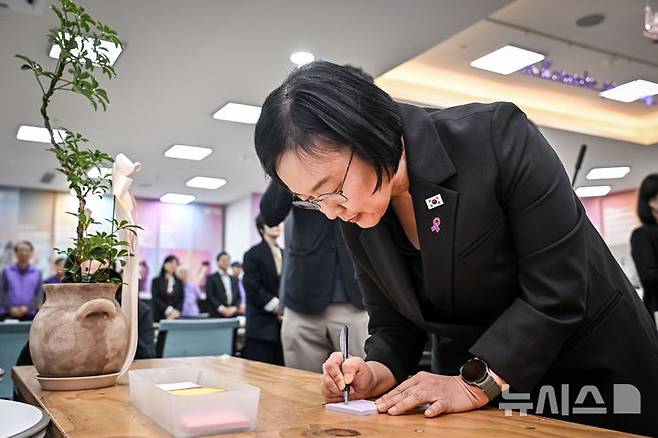[서울=뉴시스] 조수정 기자 = 한성숙 국무총리가 10·29 이태원 참사 4주기를 앞두고 14일 서울 종로구 참사 기억소통공간 '별들의 집'에서 열린 유가족 간담회 시작 전 추모의 메시지를 적고 있다. (공동취재) 2026.10.14. chocrystal@newsis.com
