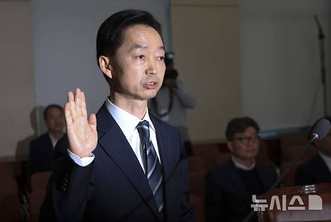 [서울=뉴시스] 김근수 기자 =  김지용 중대범죄수사청장 후보자가 14일 오전 서울 여의도 국회에서 열린 중수청장 후보자 인사청문회에서 증인선서를 하고 있다. 2026.10.14. ks@newsis.com