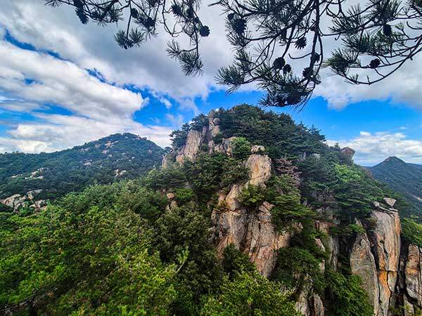영축산 정상부의 육중한 암릉. 창녕의 숨은 암릉 명산이다.