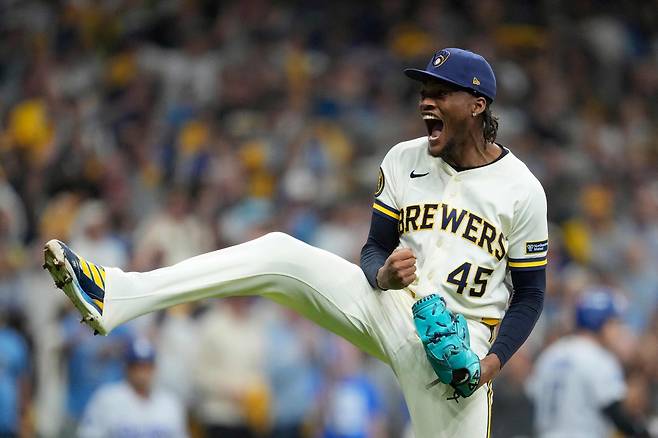 밀워키 애브너 유리베가 12일 열린 LA 다저스와 NLCS 2차전 6회를 무실점으로 막아내고 기뻐하고 있다. AFP연합뉴스