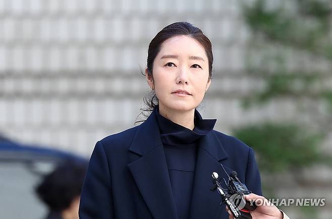 질문 답변하는 강선우 의원 (서울=연합뉴스) 김주형 기자 = 공천 헌금 1억원을 수수한 혐의로 기소된 무소속 강선우 의원이 14일 서울 서초구 서울중앙지방법원에서 열린 1심 선고 공판에 출석하며 취재진의 질문에 답변하고 있다. 2026.10.14 kjhpress@yna.co.kr