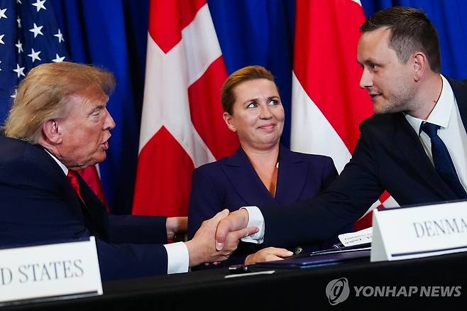 지난달 22일 유엔본부에서 3자 안보 협정 서명한 미국, 덴마크, 그린란드 수장들 [AP=연합뉴스 자료사진. 재판매 및 DB 금지]