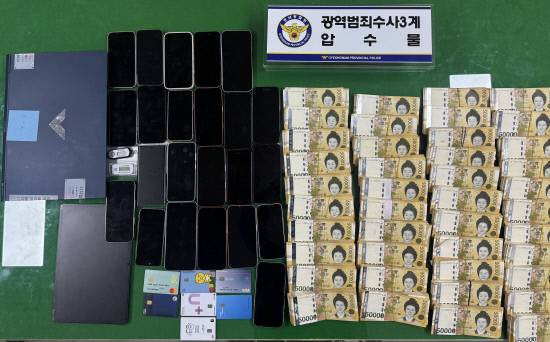 경남경찰청이 초고금리 대출을 실행한 뒤 가족들까지 협박한 불법사금융 조직으로부터 확보한 압수물. 사진=경남경찰청