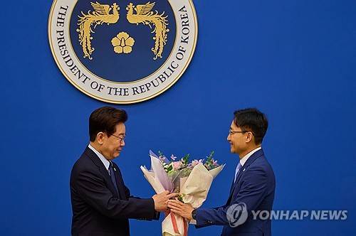 이재명 대통령, 임광현 신임 비서실장에 임명장 수여(서울=연합뉴스) 이재명 대통령이 15일 청와대에서 임광현 신임 비서실장에게 임명장과 꽃다발을 전달하고 있다. 2026.10.15 [청와대 제공. 재판매 및 DB 금지] photo@yna.co.kr