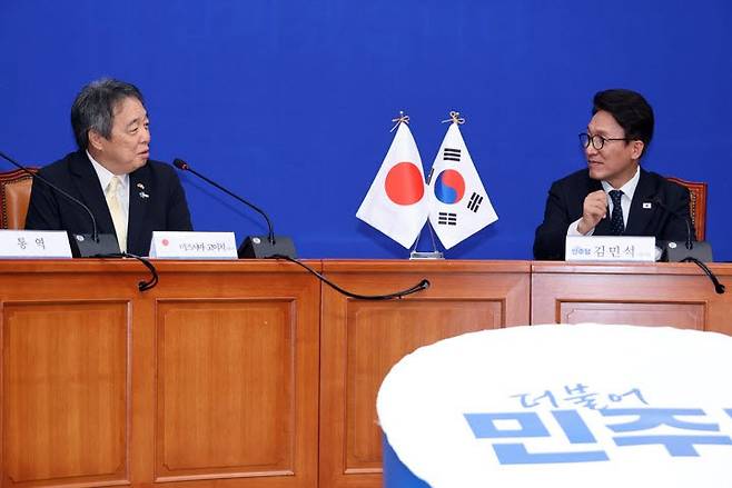 미즈시마 고이치 주한일본대사(왼쪽)가 15일 국회에서 김민석 더불어민주당 대표를 만나 발언하고 있다.(사진=연합뉴스)
