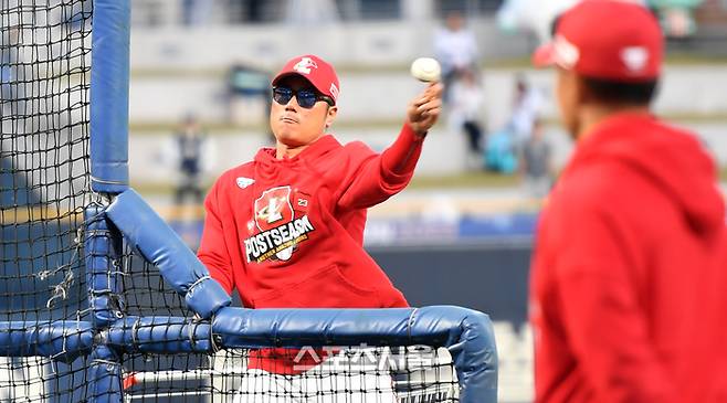 SSG 박정권 코치가 창원NC파크에서 열린 2023 KBO 준플레이오프 3차전 NC전에 앞서 타자들에게 배팅볼을 던져주고 있다. 사진 | 스포츠서울DB