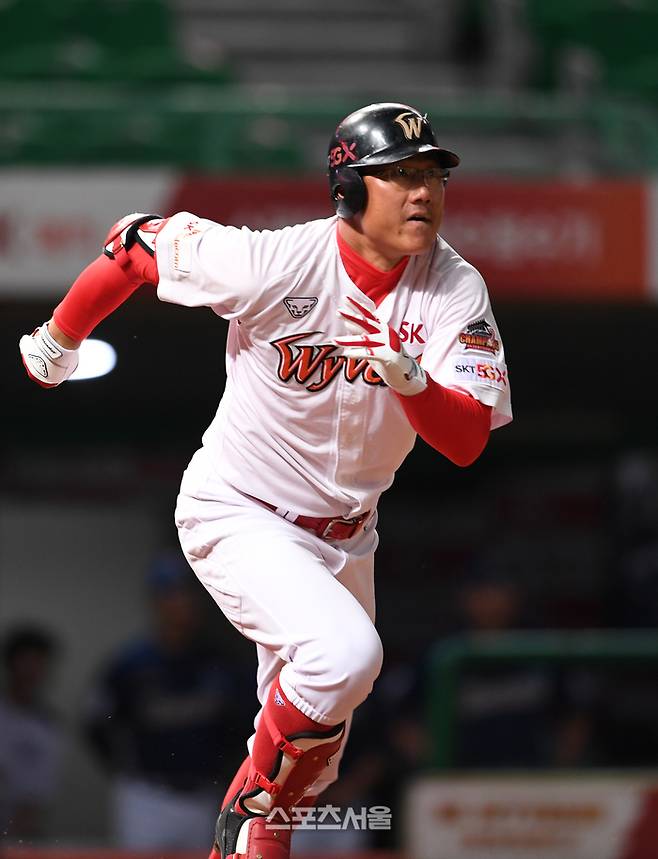 SK 박정권이 인천SK행복드림구장에서 열린 2019 KBO리그 NC전 6회말 1사 2루 상황에서 1타점 적시타를 치고 있다. 인천 | 박진업 기자 upandup@sportsseoul.com